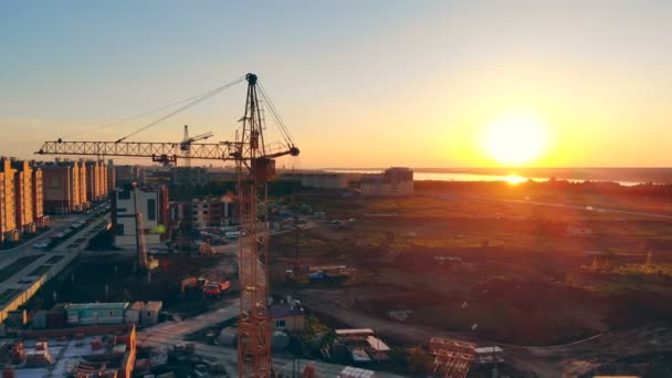 Bovenaanzicht van een eigenschap bouwplaats tijdens zonsondergang. — Stockvideo