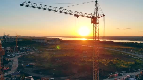 Byggarbetsplatsen vid solnedgången. 4k. — Stockvideo