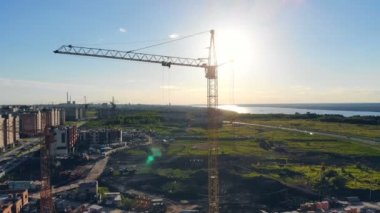 Gün ışığında İnşaat sürecinde şehir bölgesi. Hava atışı.