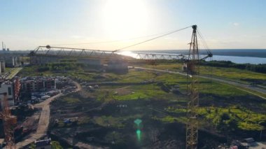 Alan birden fazla ekipman ile ve bitmemiş bina evler