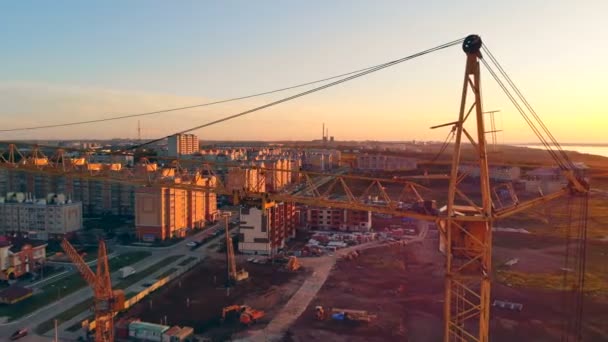 Site de construction au coucher du soleil 4K . — Video