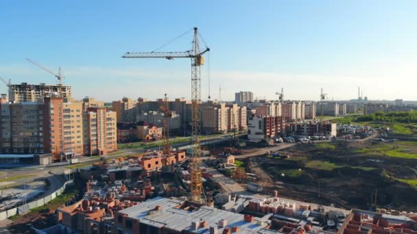 Área de construção com equipamento de máquinas especiais nele. Conceito imobiliário. Local de construção diretamente de cima . — Vídeo de Stock