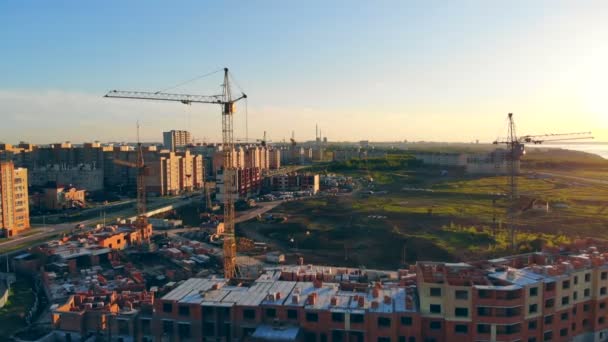 Lugar de construcción desde arriba. Proceso de construcción de un apartamento urbano . — Vídeo de stock