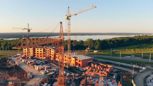 Vista aérea de um canteiro de obras, canteiro de obras, canteiro de obras. 4K . — Vídeo de Stock