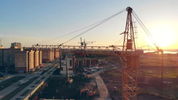 Baustelle bei Sonnenuntergang. Baugebiet, Baugebiet, Baugebiet von oben. — Stockvideo