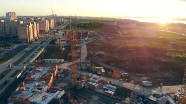 Günbatımı bir proje sitesinde makineleri ve donanımları ile dolu. Alan, site alanı yukarıdan bina inşaat alanı.