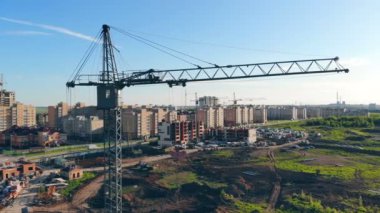 Bu bir kaldırma vinç ayakta ile çok bina