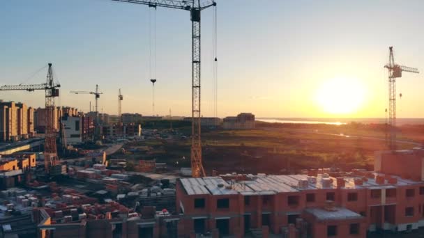 Área de construcción, área de construcción, área del sitio desde arriba. Nuevos departamentos están siendo construidos — Vídeo de stock