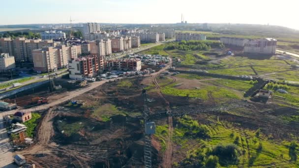 Bâtiments résidentiels inachevés dans un quartier urbain — Video