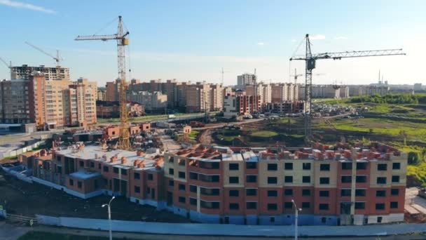 Panoramablick auf eine urbane Gemeinschaft, die im Entstehen begriffen ist. Baustelle bei Sonnenuntergang. — Stockvideo
