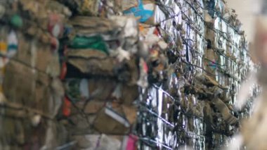 Bağlı kadar toplanan çöp bloklarını kapatın. Çevre kirliliği kavramı.