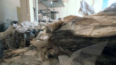 Bir geri dönüşüm biriminde yığılı plastik ambalaj malzemesi bol