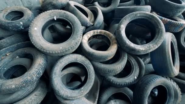 Abundância de pneus de máquinas desperdiçadas inúteis empilhados em uma vista superior — Vídeo de Stock