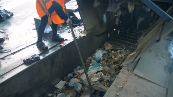 Εργαζόμενος είναι η αφαίρεση ακατάλληλα σκουπίδια από τη μεταφορά ζώνης — Αρχείο Βίντεο