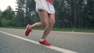 Çalışan sağlıklı ince genç sporcumuz. Ağır çekim.