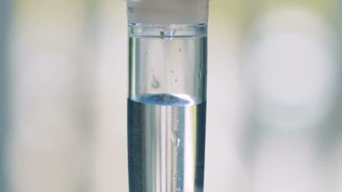 Silindirik şişe içinde damlayan çözümü ile. 4k