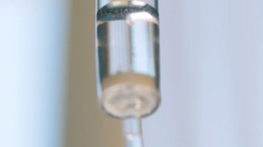 Tıbbi bir serum fizyolojik ile damla sayacı. 4k.