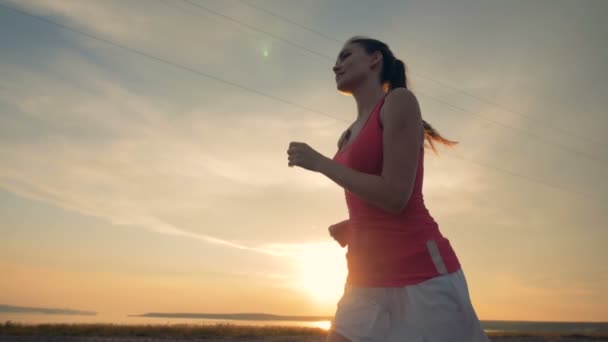Gezonde levensstijl concept. Slow motion joggen proces van een mooie dame — Stockvideo