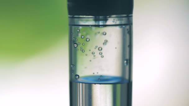 Gotas de agua están cayendo en un recipiente. Contador de gotero con medicación . — Vídeos de Stock