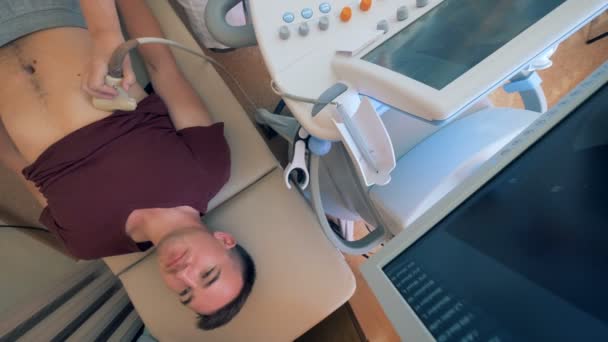 Ultrasone sessie uitgevoerd op een mannelijke patiënt — Stockvideo