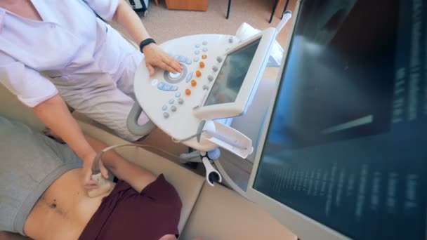 Ultrasound procedure carried out on a man by a doctor — Stock Footage Ultrasound procedure carried out on a man by a doctor Royalty Free Stock Video