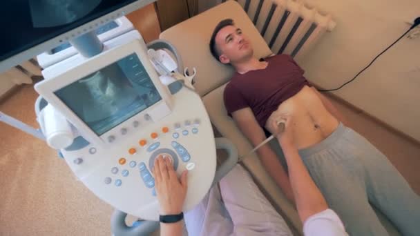 Ultrasoon apparatuur werking tijdens een supersonische ingreep — Stockvideo