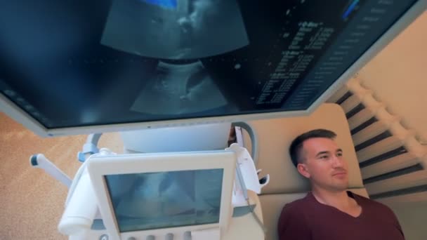 Draufsicht Eines Medizinischen Bildschirms Während Einer Ultraschallsitzung Bei Einem Patienten — Stockvideo