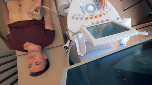 Mannelijke patiënt liggend op een ziekenhuisbed en gaan door ultrasone test — Stockvideo