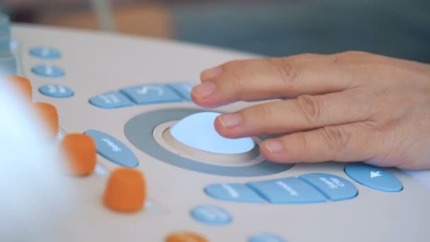 Close up van een hand manipuleren een echografie-console — Stockvideo