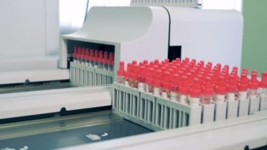 Test probları bir konveyör bant üzerinde yer alan bir dizi