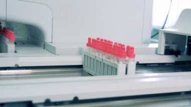 Test tüpleri tarama makine parçaları taşınır