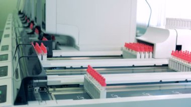 Laboratuvar makine taşındı örnekleri ile tüplerin hızlı hareket görüntüleri. 4k