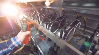 Bir işçi işlemci denetler, yakın çekim.