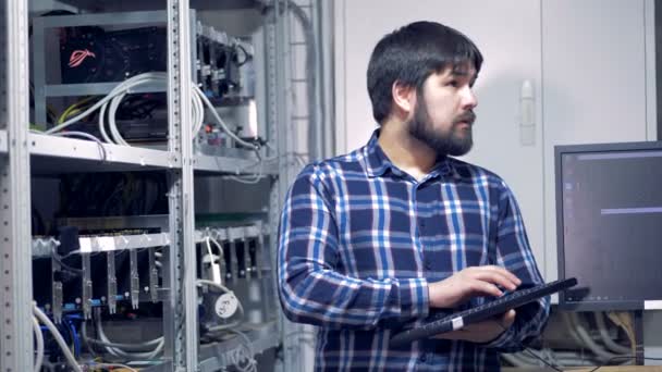 Programador trabaja con equipo minero en una sala especial . — Vídeo de stock