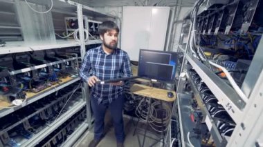 Özel ekipman kullanarak bir çalışan maden cryptocurrency.