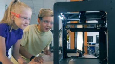 Çalışma bir modern 3d printerlere harcama maddeler samrt kulak. Geri okul kavramı.