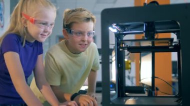 İki çocuk bir okul laboratuvar çalışmalarında ile modern yenilikçi ekipmanları, yakın çekim.