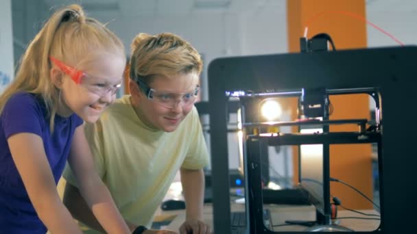 Niños en gafas protectoras en una invención de ingeniería de laboratorio de la escuela., de cerca . — Vídeos de Stock