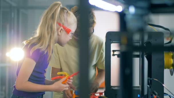 Robot de ingeniería infantil impreso en impresora 3D. 4K . — Vídeo de stock