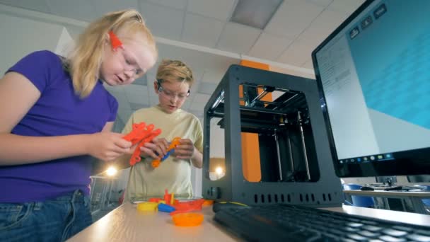 Pupils work with modern hi-tech equipment. 4K. — Stock Video