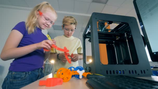 Kids in a school laboratory, working with 3D printed models. — Stock Video