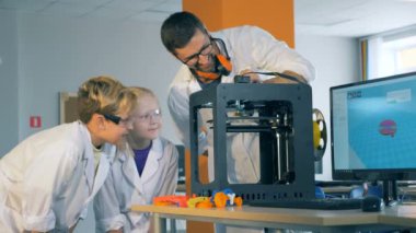 Modern eğitim kavramı. Chikdren teknoloji okul laboratuarında bir mühendis ile çalışma.