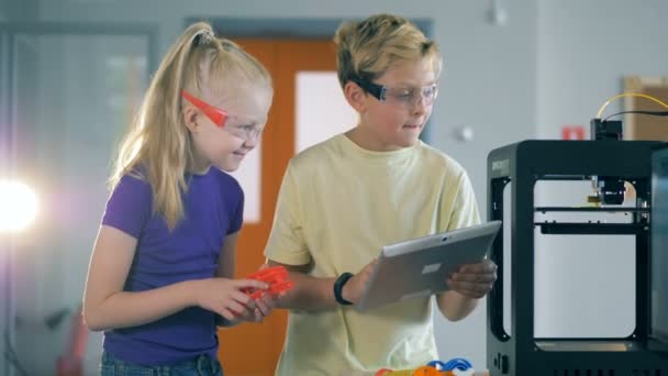 Děti testování tiskárnu v místnosti a zavřete. Zpátky do školy koncept. — Stock video