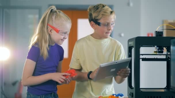 Niños probando una impresora en una habitación, de cerca. Regreso al concepto escolar . — Vídeo de stock