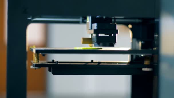 Хлопчик і дівчинка спостерігають за принтером, який працює в лабораторній кімнаті. 4-кілометровий . — стокове відео