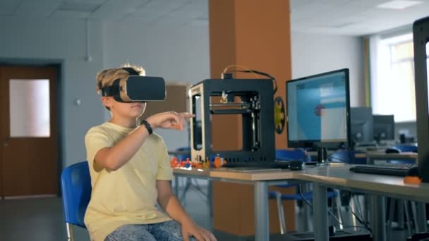 Niño de primaria utiliza gafas de realidad virtual durante la clase de ciencias de la computación . — Vídeos de Stock