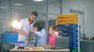 Bilim Kulübü çocuklarda yenilikçi robot teknolojileri grup öğretim mühendisi.