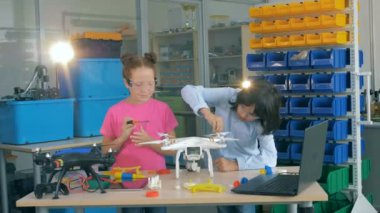 Teknoloji sınıfı uçak montaj çocuklar.