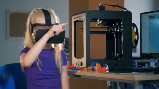 Scholl dívka v 3d virtuální realita brýle studie inovačních technolgies ve školní laboratoři. 4k. — Stock video