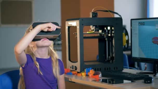 Základní školy dívka pomocí virtuální reality brýle putování 3d virtuální realita ve školní třídě. — Stock video